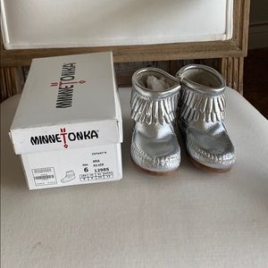 NIB silver Minnetonka baby moccasin booties